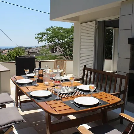 Pinewood Apartment