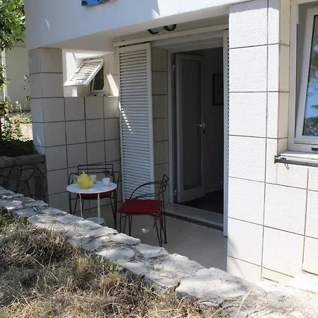 Pinewood Apartment